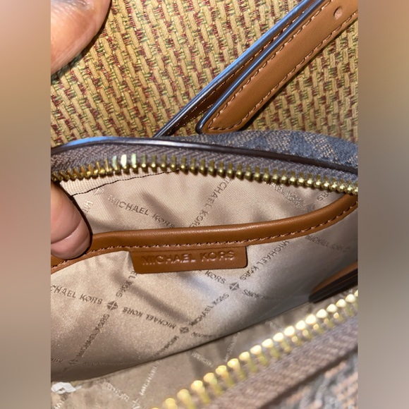 Michael Kors Crossbody purse - Picture 3 of 7